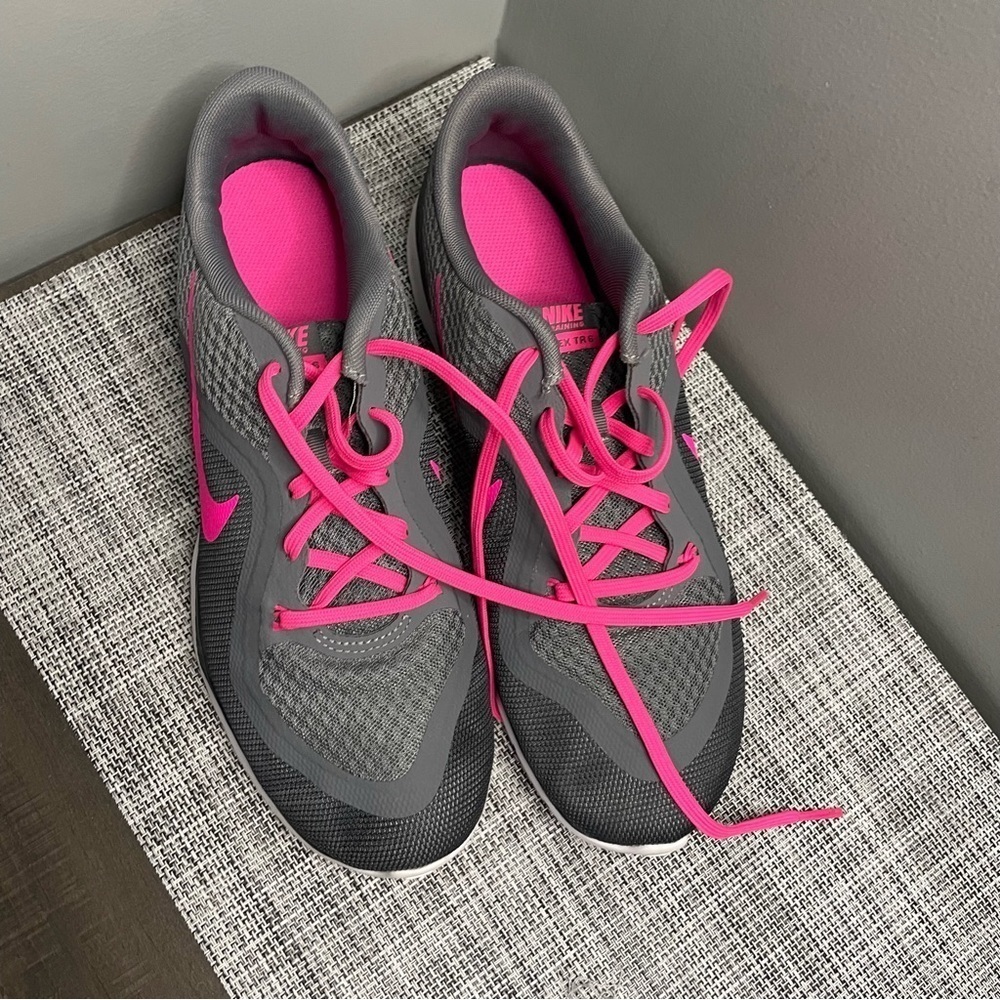 Women’s Nike Gray & Pink Sneakers Size 10